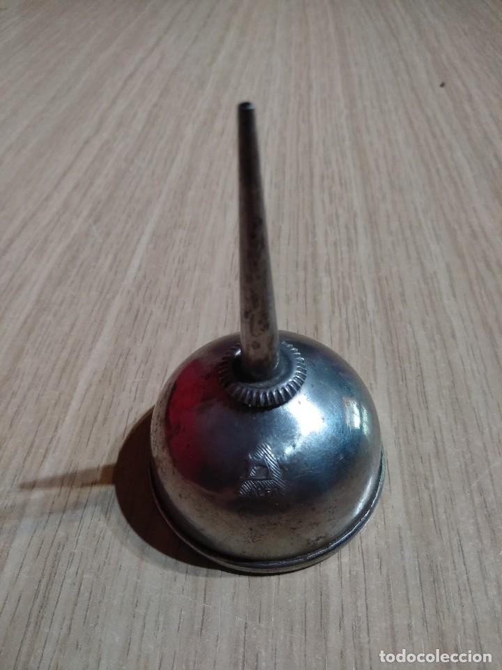 Antig&uuml;edades: ACEITERA DE MAQUINA DE COSER ALFA - Foto 1