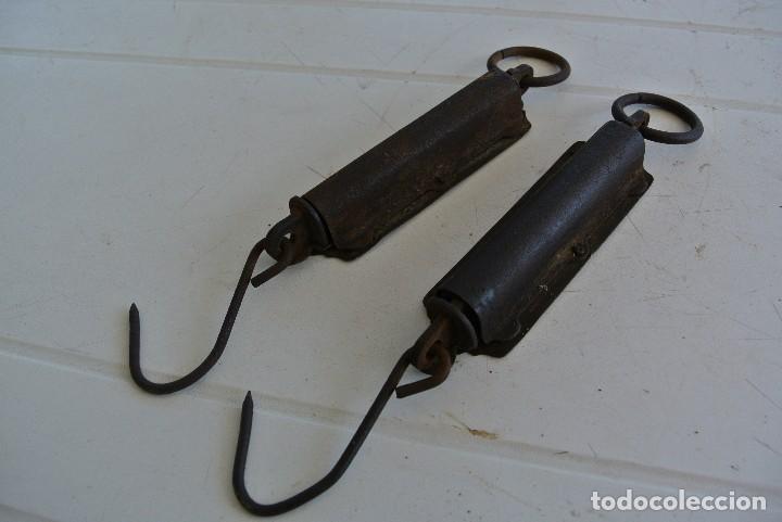 Antig&uuml;edades: JUEGO DE DOS BASCULAS DE MANO HUGHESS POCHET - Foto 2