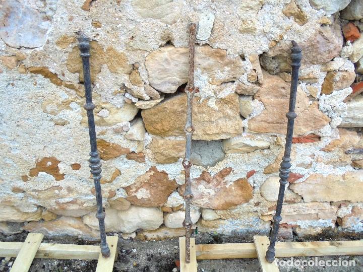 Antig&uuml;edades: 3 BARROTES DE FORJA ANTIGUA - S.XIX - Foto 1