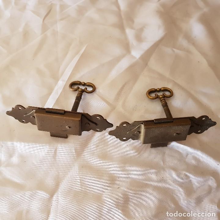 Antig&uuml;edades: PAREJA DE PESTILLOS CON LLAVE - Foto 1