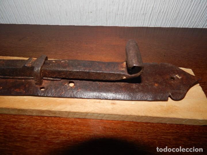 Antig&uuml;edades: cerrojo g&oacute;tico de servilleta.... forja del xvii - Foto 2