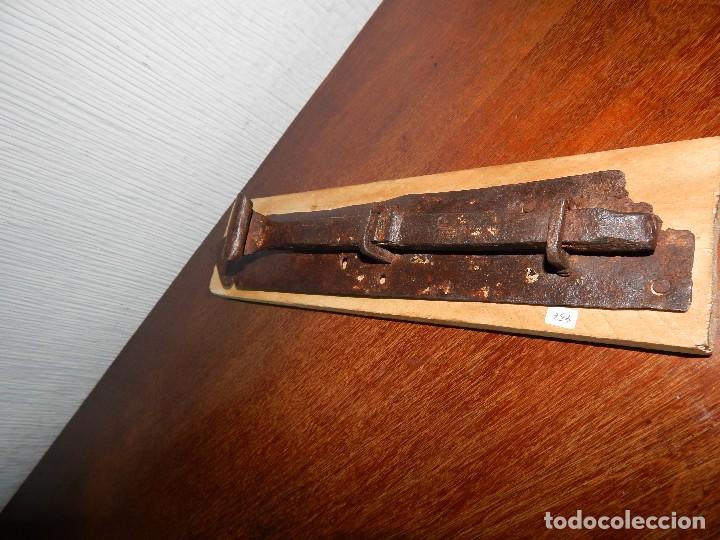Antig&uuml;edades: cerrojo g&oacute;tico de servilleta.... forja del xvii - Foto 3
