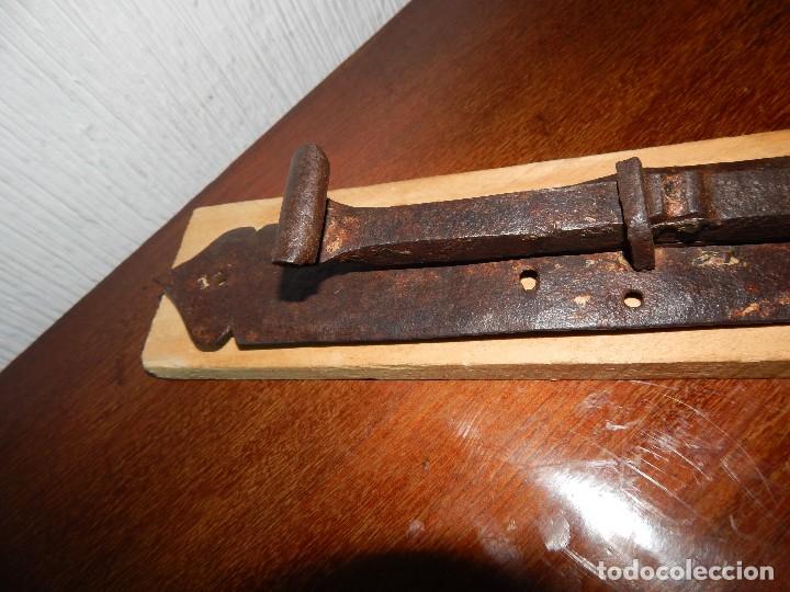 Antig&uuml;edades: cerrojo g&oacute;tico de servilleta.... forja del xvii - Foto 4