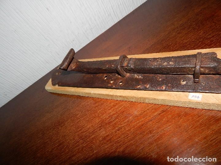 Antig&uuml;edades: cerrojo g&oacute;tico de servilleta.... forja del xvii - Foto 6