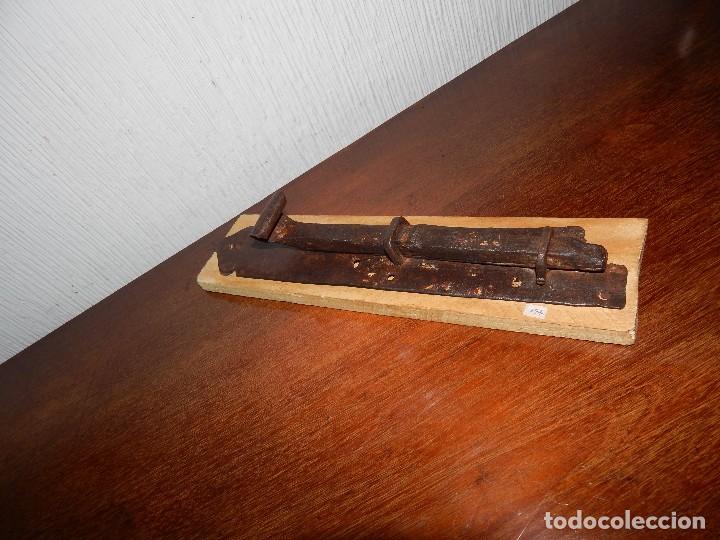 Antig&uuml;edades: cerrojo g&oacute;tico de servilleta.... forja del xvii - Foto 7