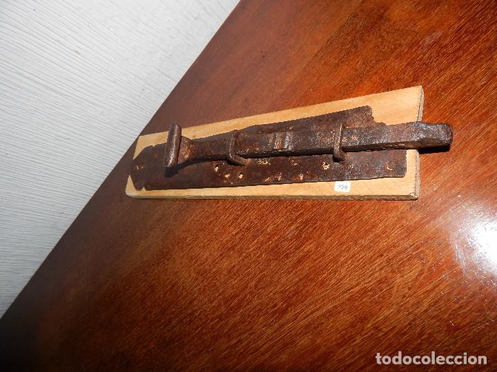 Antig&uuml;edades: cerrojo g&oacute;tico de servilleta.... forja del xvii - Foto 9