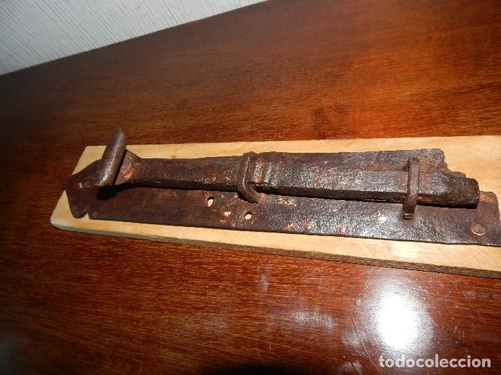 Antig&uuml;edades: cerrojo g&oacute;tico de servilleta.... forja del xvii - Foto 12