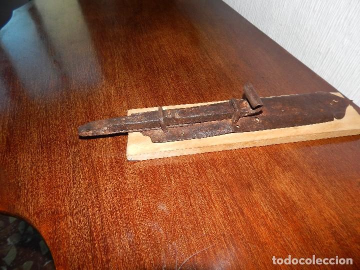Antig&uuml;edades: cerrojo g&oacute;tico de servilleta.... forja del xvii - Foto 13