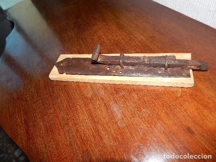 Antig&uuml;edades: cerrojo g&oacute;tico de servilleta.... forja del xvii - Foto 14