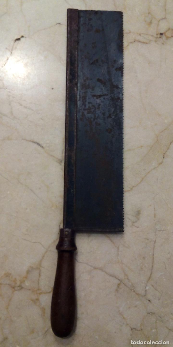 Antig&uuml;edades: SERRUCHO CON EL MANGO DE MADERA - Foto 1