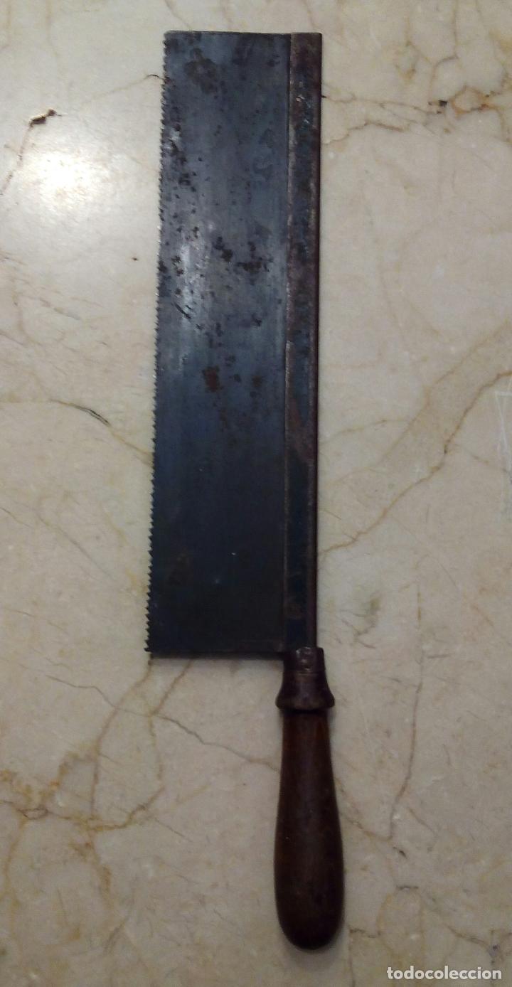 Antig&uuml;edades: SERRUCHO CON EL MANGO DE MADERA - Foto 2