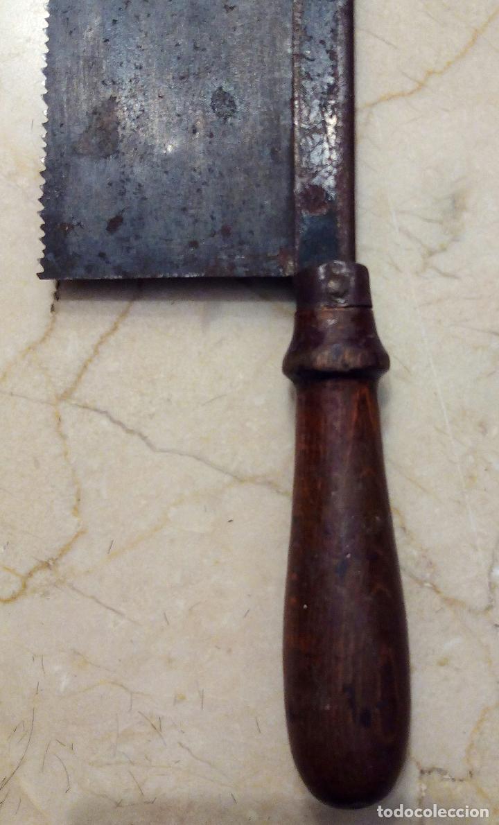 Antig&uuml;edades: SERRUCHO CON EL MANGO DE MADERA - Foto 4