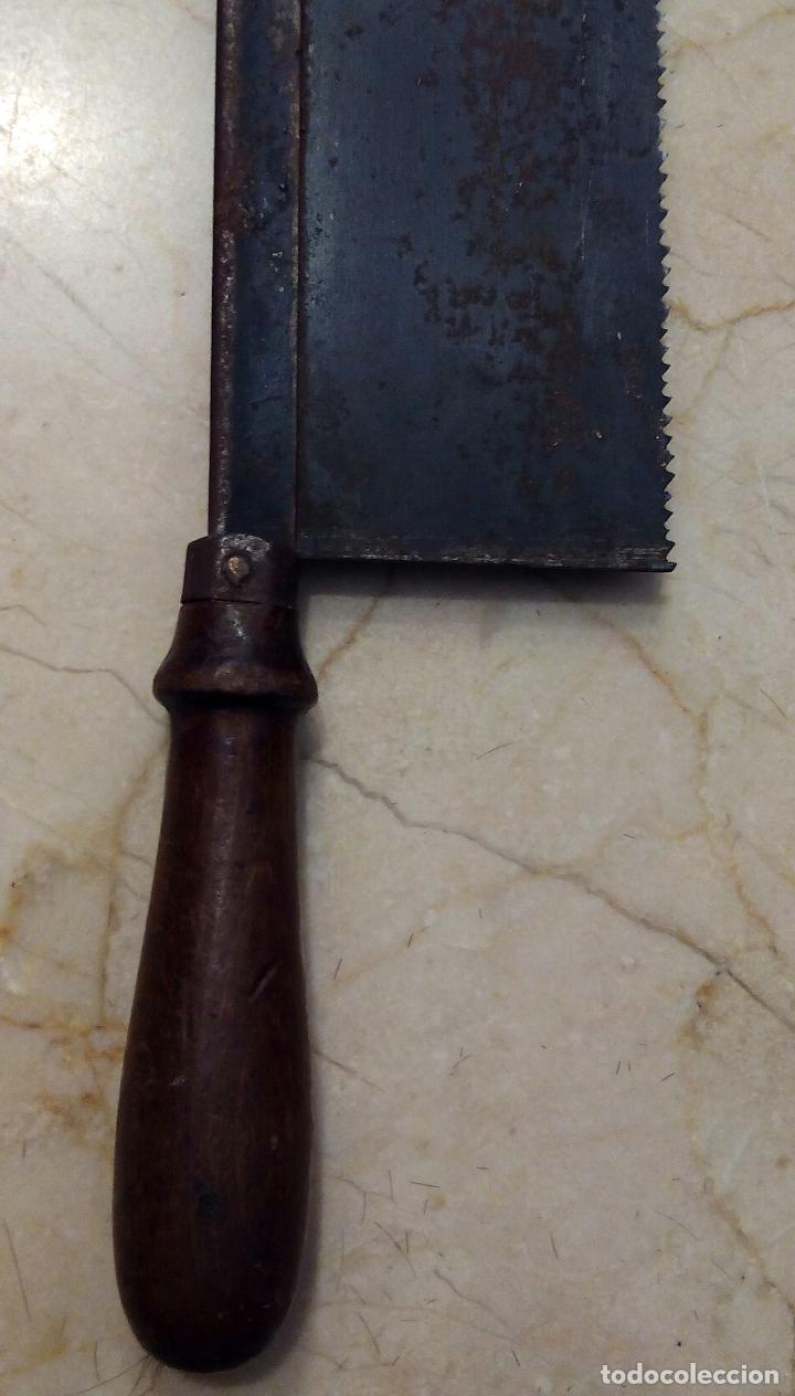 Antig&uuml;edades: SERRUCHO CON EL MANGO DE MADERA - Foto 6