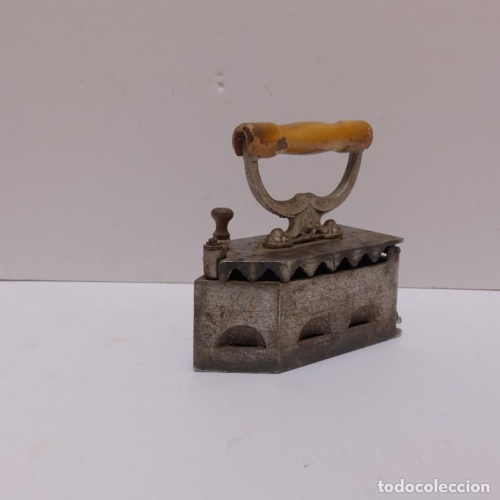 Antig&uuml;edades: PLANCHA DE HIERRO FUNDIDO, FUNCIONA CON CARBON 1880 - 1900 - Foto 1