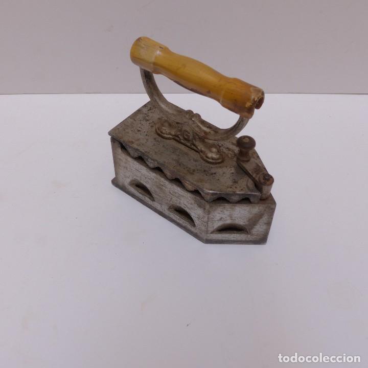 Antig&uuml;edades: PLANCHA DE HIERRO FUNDIDO, FUNCIONA CON CARBON 1880 - 1900 - Foto 2