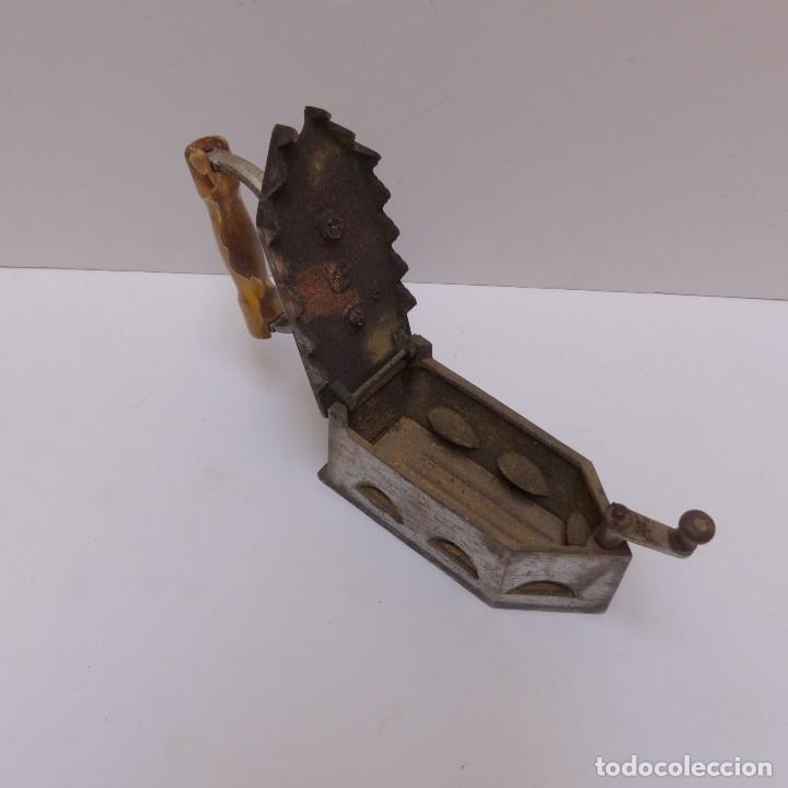 Antig&uuml;edades: PLANCHA DE HIERRO FUNDIDO, FUNCIONA CON CARBON 1880 - 1900 - Foto 3