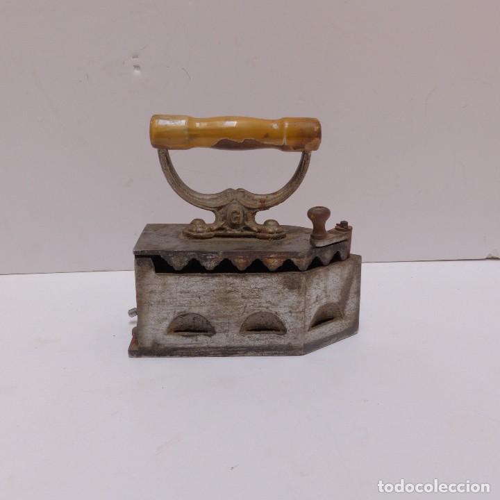 Antig&uuml;edades: PLANCHA DE HIERRO FUNDIDO, FUNCIONA CON CARBON 1880 - 1900 - Foto 4