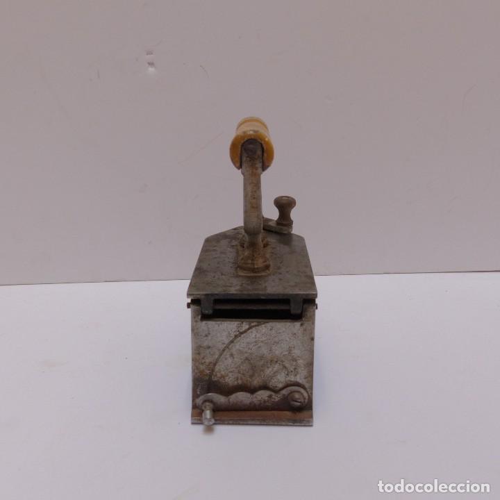 Antig&uuml;edades: PLANCHA DE HIERRO FUNDIDO, FUNCIONA CON CARBON 1880 - 1900 - Foto 5
