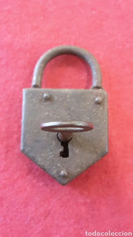 Antig&uuml;edades: Antiguo candado con llave, funciona. Forma triangular. - Foto 1