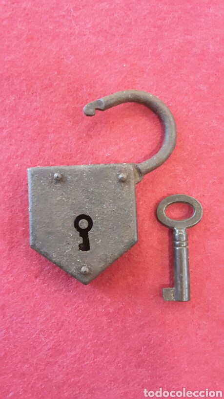 Antig&uuml;edades: Antiguo candado con llave, funciona. Forma triangular. - Foto 2