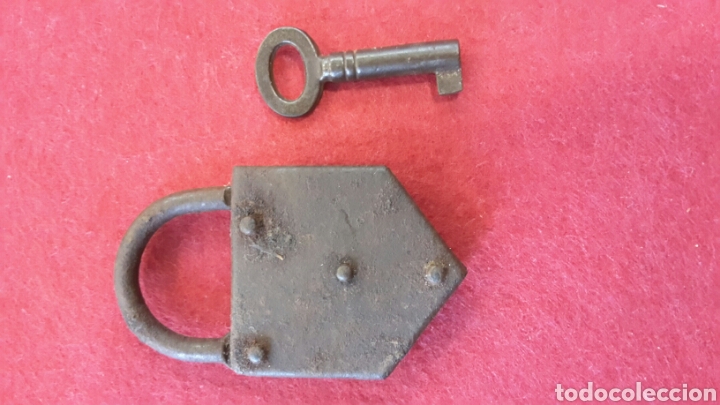 Antig&uuml;edades: Antiguo candado con llave, funciona. Forma triangular. - Foto 3