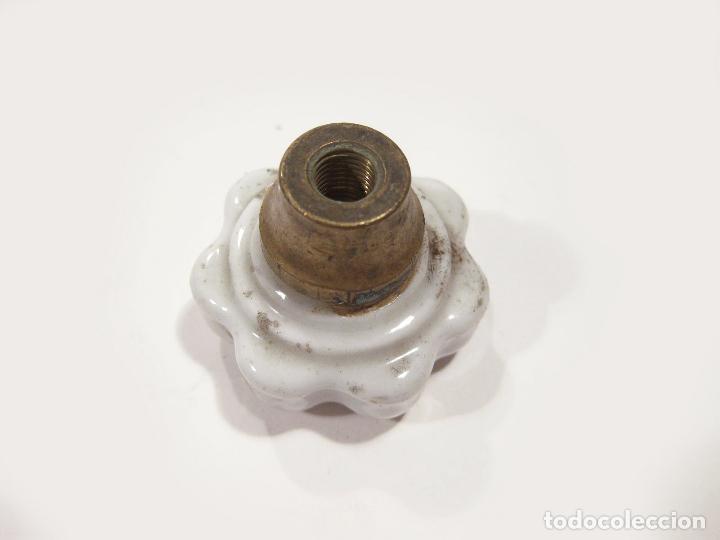 Antig&uuml;edades: Pomo de pocelana y bronce. - Foto 2