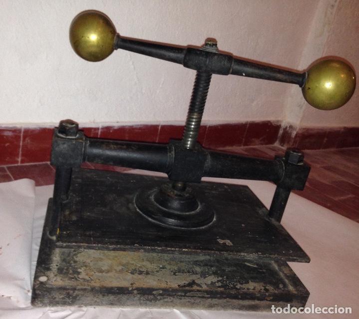 Antig&uuml;edades: Antigua prensa para libros - Foto 2