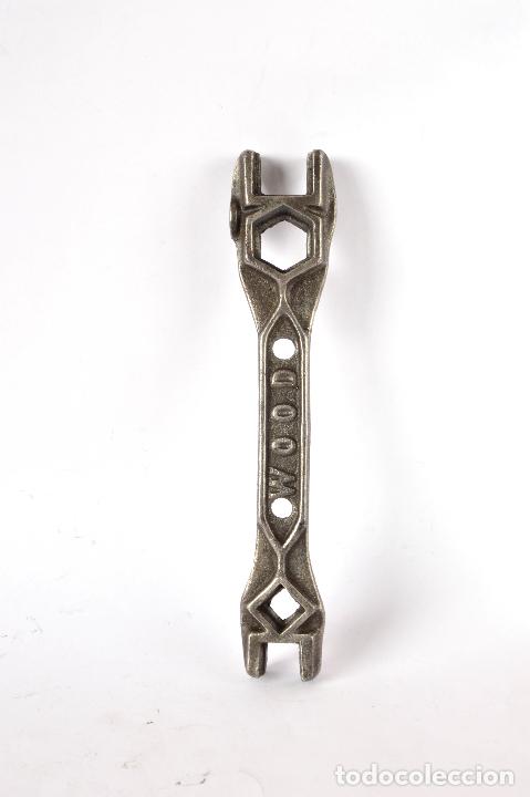 Antig&uuml;edades: LLAVE DE MECANICO CON 8 TUERCAS DISTINTAS. 25 CM DE LARGO - Foto 2