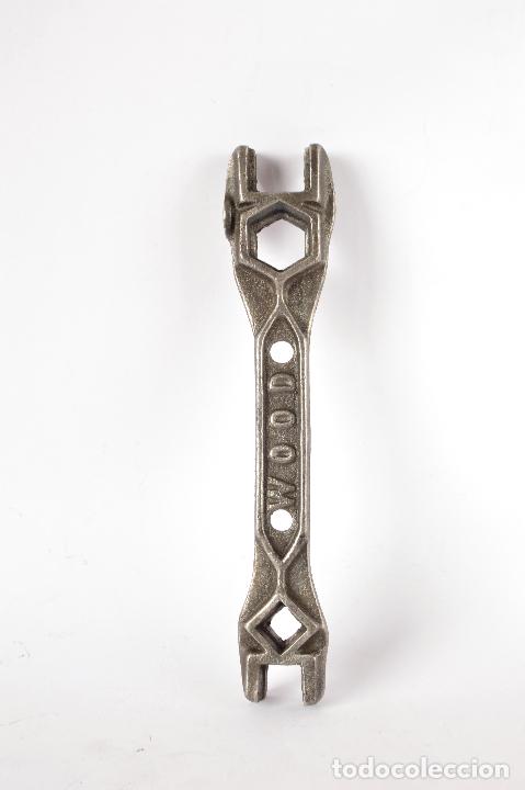 Antig&uuml;edades: LLAVE DE MECANICO CON 8 TUERCAS DISTINTAS. 25 CM DE LARGO - Foto 3