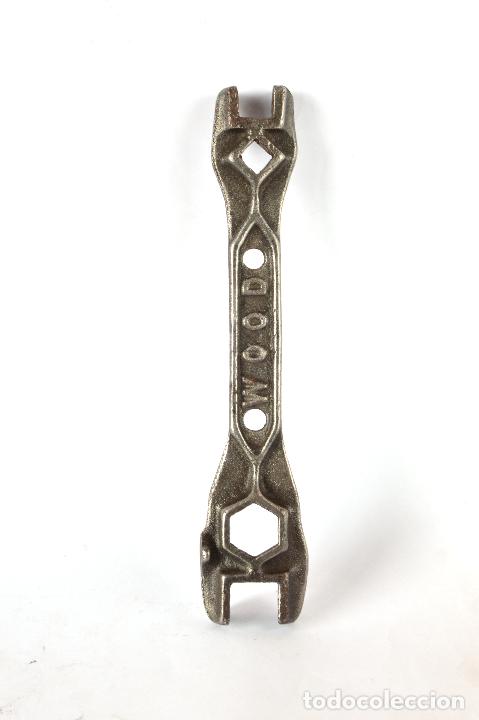 Antig&uuml;edades: LLAVE DE MECANICO CON 8 TUERCAS DISTINTAS. 25 CM DE LARGO - Foto 4
