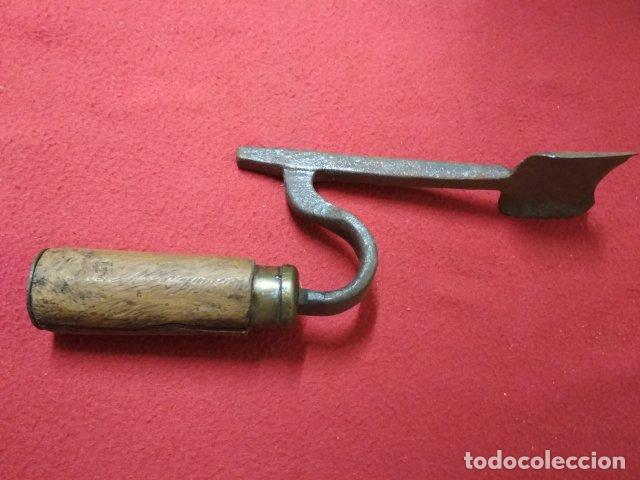 Antig&uuml;edades: ANTIGUO UTIL PARA CUERO - Foto 1