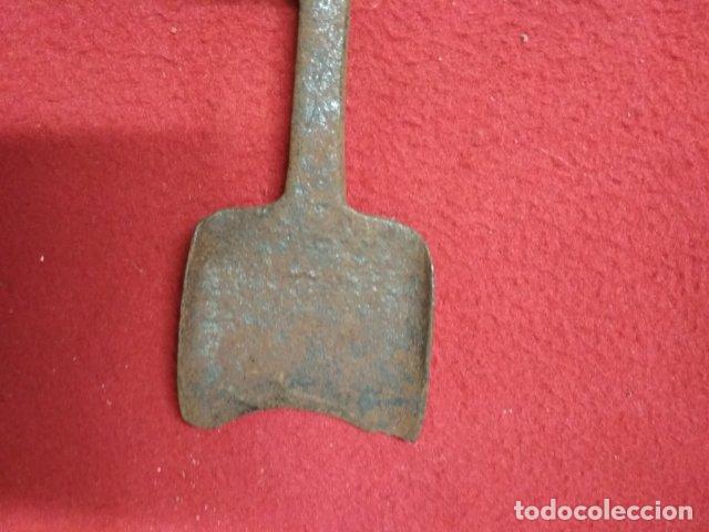 Antig&uuml;edades: ANTIGUO UTIL PARA CUERO - Foto 3