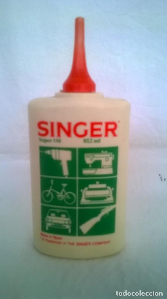 Antig&uuml;edades: ACEITERA PL&Aacute;STICO SINGER - BOTE - Foto 1