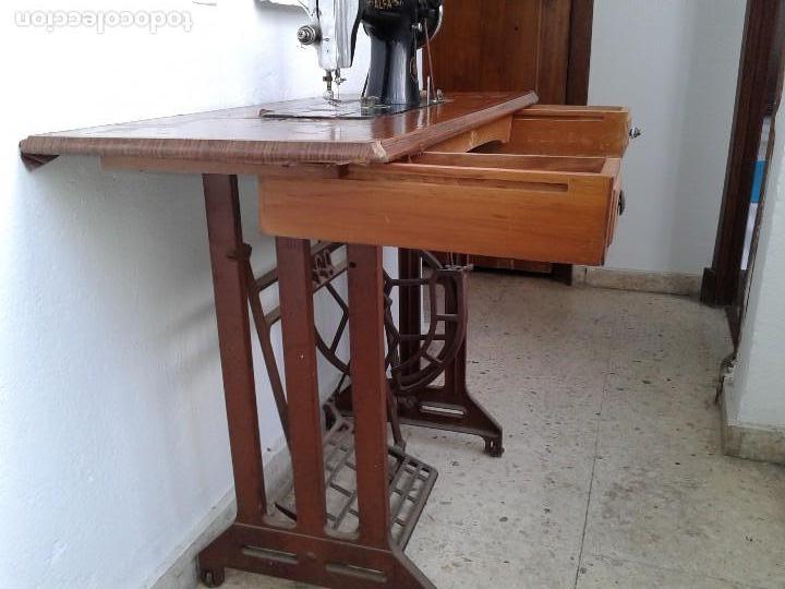 Antig&uuml;edades: MAQUINA DE COSER ALFA CON PEDAL - Foto 3