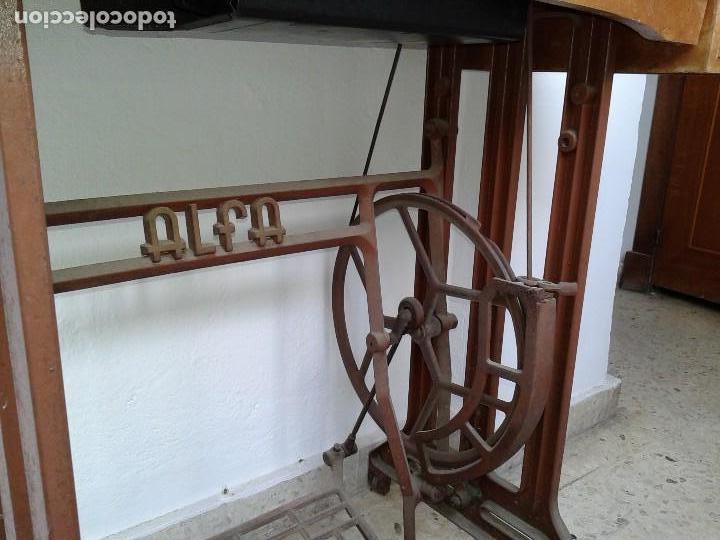 Antig&uuml;edades: MAQUINA DE COSER ALFA CON PEDAL - Foto 4