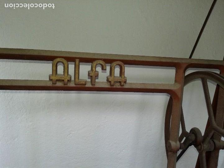 Antig&uuml;edades: MAQUINA DE COSER ALFA CON PEDAL - Foto 6