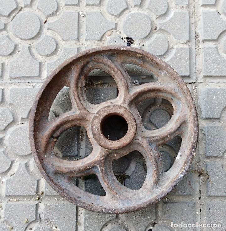 Antig&uuml;edades: Rueda hierro fundido. 22 cm de di&aacute;metro. - Foto 1