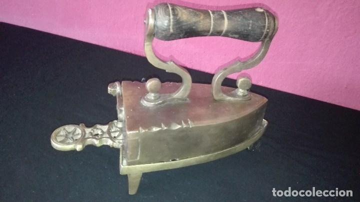 Antig&uuml;edades: ANTIGUA PLANCHA CON SOPORTE DE BRONCE - Foto 2
