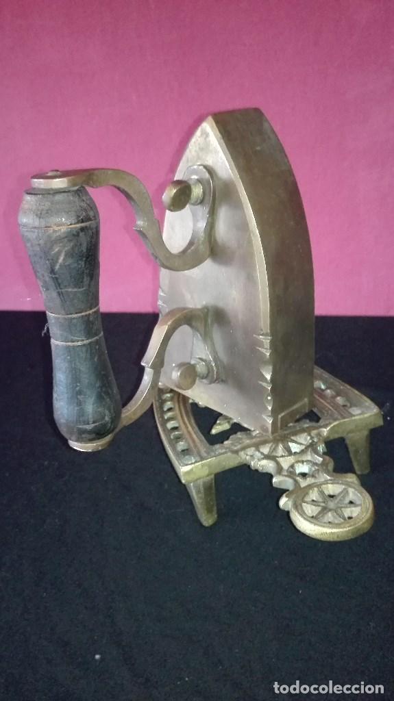 Antig&uuml;edades: ANTIGUA PLANCHA CON SOPORTE DE BRONCE - Foto 3