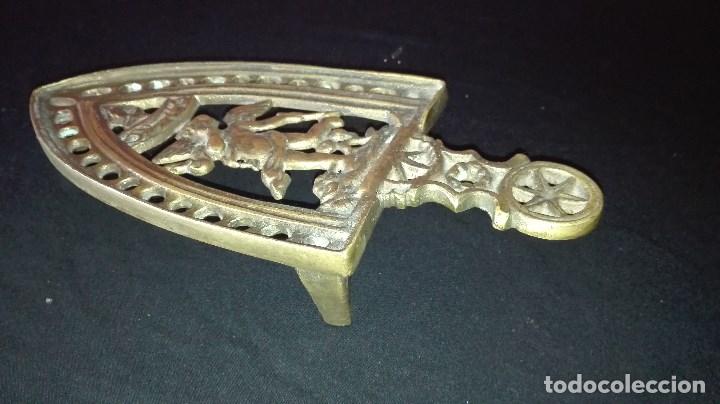 Antig&uuml;edades: ANTIGUA PLANCHA CON SOPORTE DE BRONCE - Foto 4