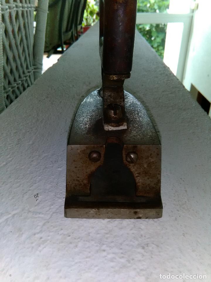 Antig&uuml;edades: Plancha antigua. Lote 28957992 - Foto 3
