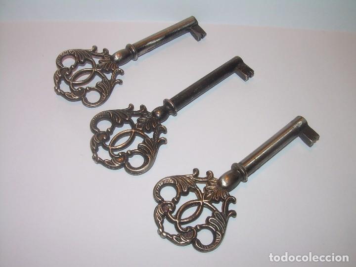 Antig&uuml;edades: TRES ANTIGUAS LLAVES. - Foto 2