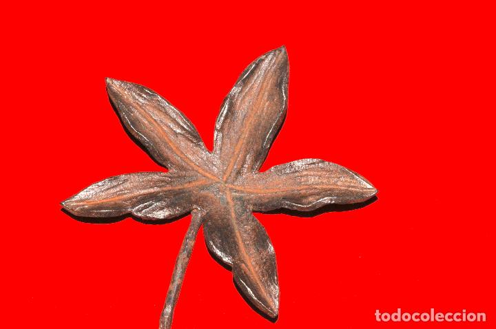 Antig&uuml;edades: HOJA REPUJADA EN HIERRO FORJADO - Foto 1