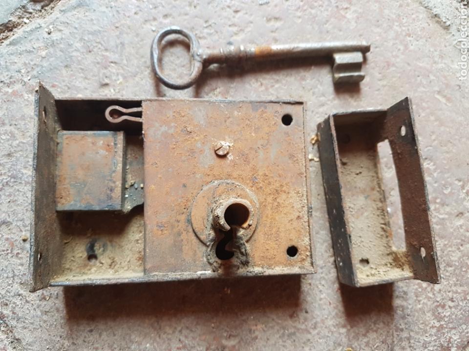 Antig&uuml;edades: Antigua cerradura con llave - Foto 2