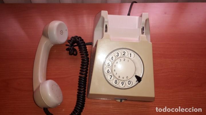 Tel&eacute;fonos: Tel&eacute;fono de disco de sobremesa a&ntilde;o 1970 - Foto 2
