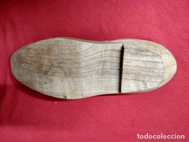 Antig&uuml;edades: ANTIGUO ZUECO DE MADERA - Foto 3