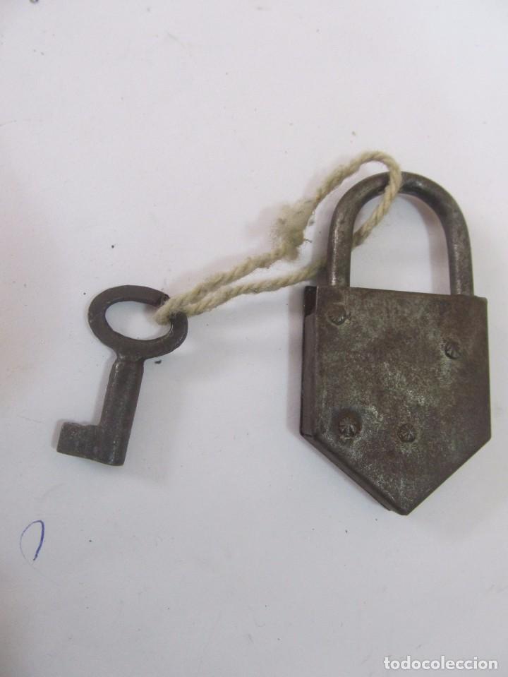 Antig&uuml;edades: CANDADO ANTIGUO CON LLAVE - Foto 2