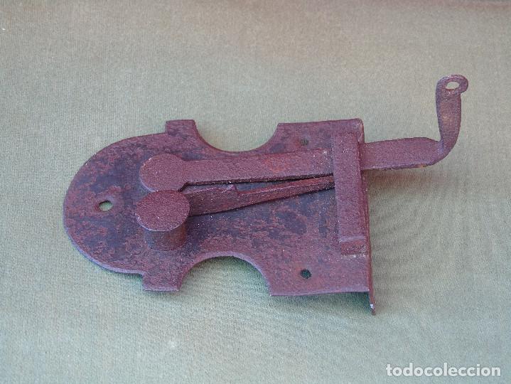 Antig&uuml;edades: ANTIGUO PESTILLO, CERROJO DE MUELLE DE HIERRO. - Foto 2