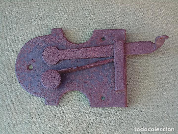 Antig&uuml;edades: ANTIGUO PESTILLO, CERROJO DE MUELLE DE HIERRO. - Foto 3
