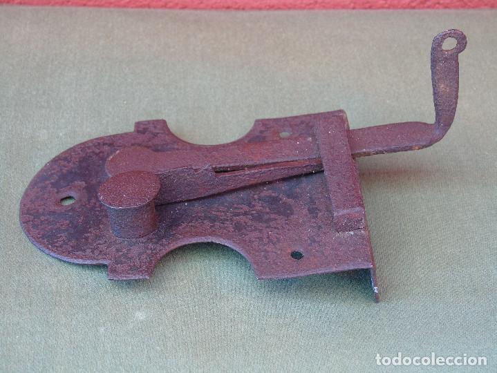 Antig&uuml;edades: ANTIGUO PESTILLO, CERROJO DE MUELLE DE HIERRO. - Foto 4